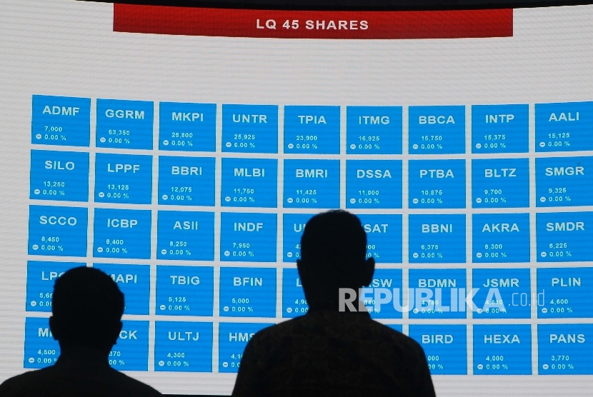  Pengunjung melihat layar pergerakan Indeks Harga Saham Gabungan (IHSG) di Gedung Bursa Efek Indonesia (BEI), Jakarta, Selasa (14/3). 