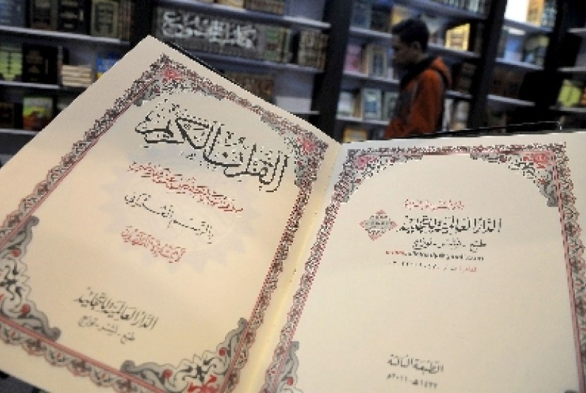  Pengunjung melihat-lihat buku disalah satu stand acara Islamic Book Fair ke-13 di Istora Senayan, Jakarta