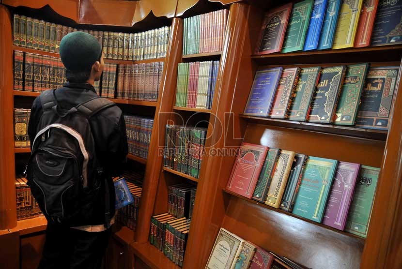  Pengunjung melihat-lihat buku disalah satu stand penerbit peserta Islamic Book Fair ke-12 di Istora Senayan, Jakarta, Jumat (1/3).  (Republika/Prayogi)