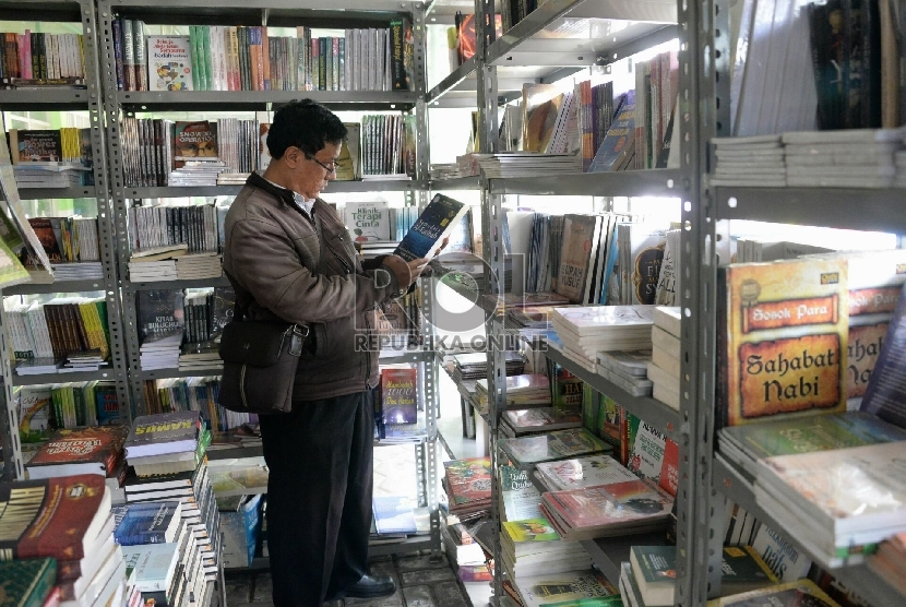 Pengunjung melihat-lihat buku yang dijual di toko buku koperasi Masjid Istiqlal, Jakarta, Senin (15/6). 