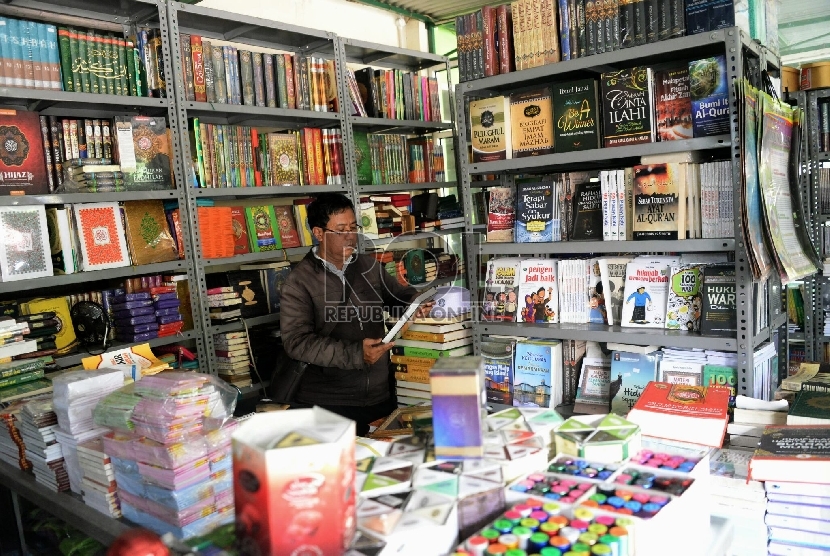 Pengunjung melihat-lihat buku yang dijual di toko buku koperasi Masjid Istiqlal, Jakarta, Senin (15/6). 