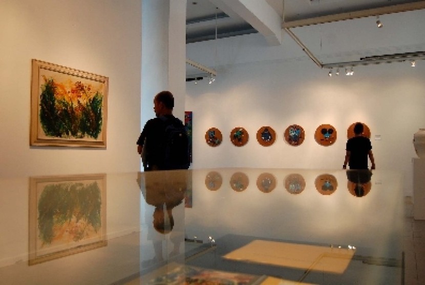Pengunjung melihat-lihat hasil karya seni rupa dari berbagai seniman yang di pamerkan di Galeri Nasional, Jakarta Pusat