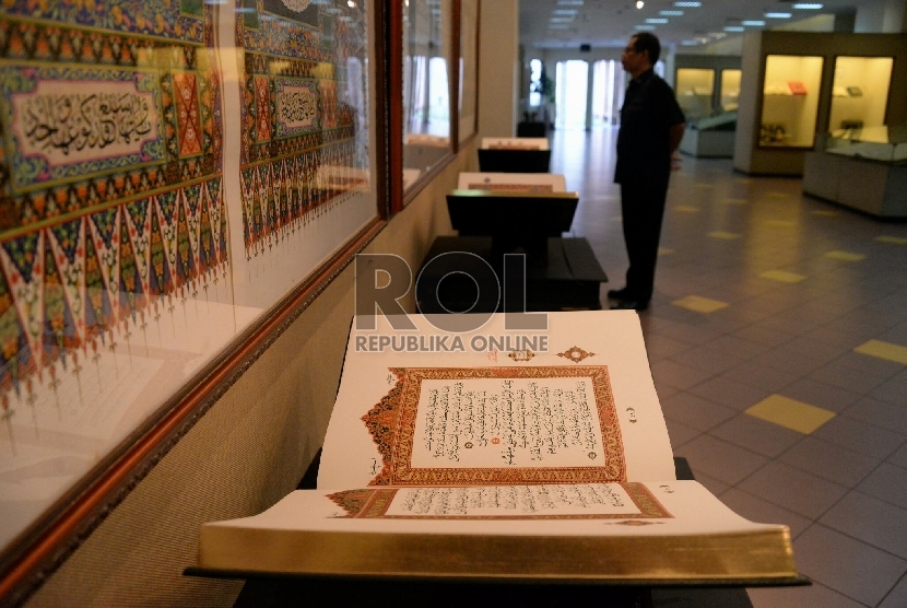 Pengunjung melihat-lihat koleksi museum bayt al-quran di kawasan taman mini Indonesia indah, Jakarta, Selasa (18/8).