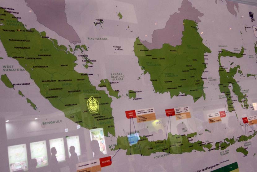 Pengunjung melihat-lihat maket industri Geothermal dalam EBTKE Con-Ex 2014, Jakarta, Rabu (4/6).