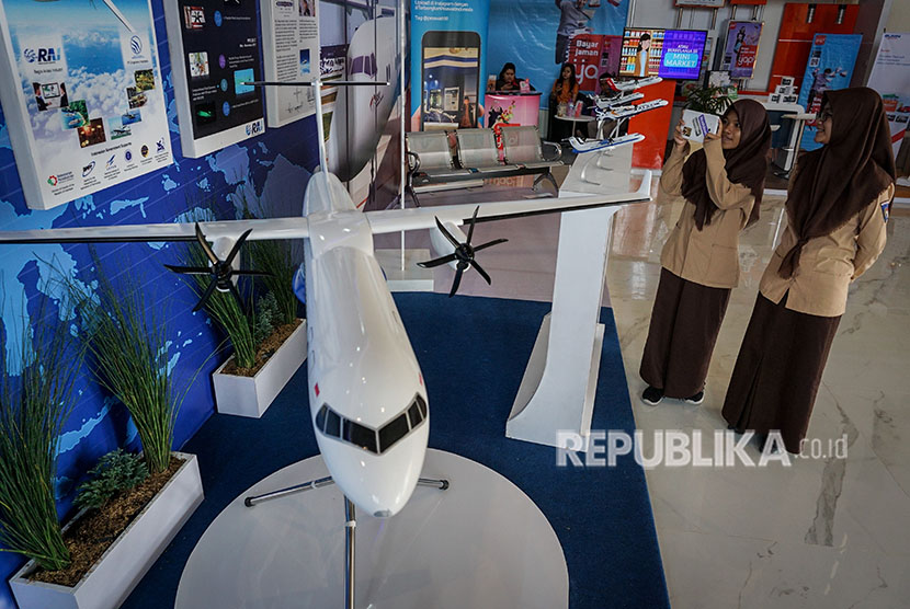 Pengunjung melihat-lihat miniatur pesawat pada pameran Bekraf Habibie Festival 2018 di De Tjolomadoe, Karanganyar, Jawa Tengah, Jumat (20/4).