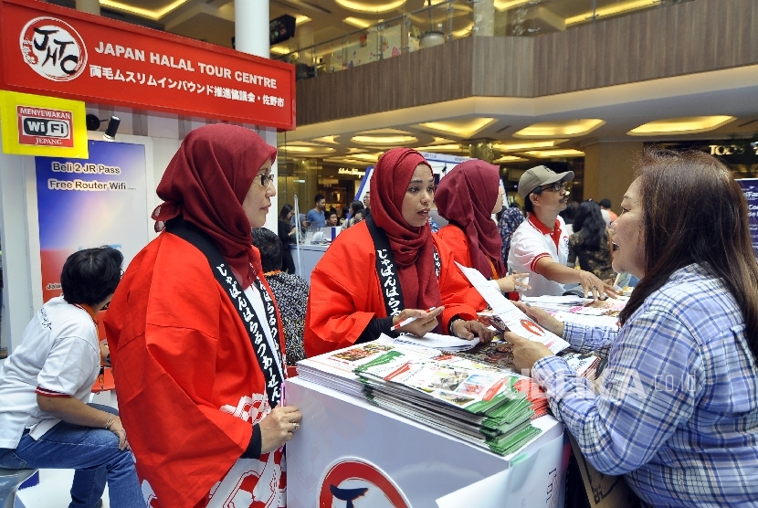 Pengunjung melihat-lihat paket wisata halal di salah satu stand pameran Garuda Indonesia Travel Fair, di Trans Studio Mall, Jl Gatot Subroto, Kota Bandung, Jumat (7/10).