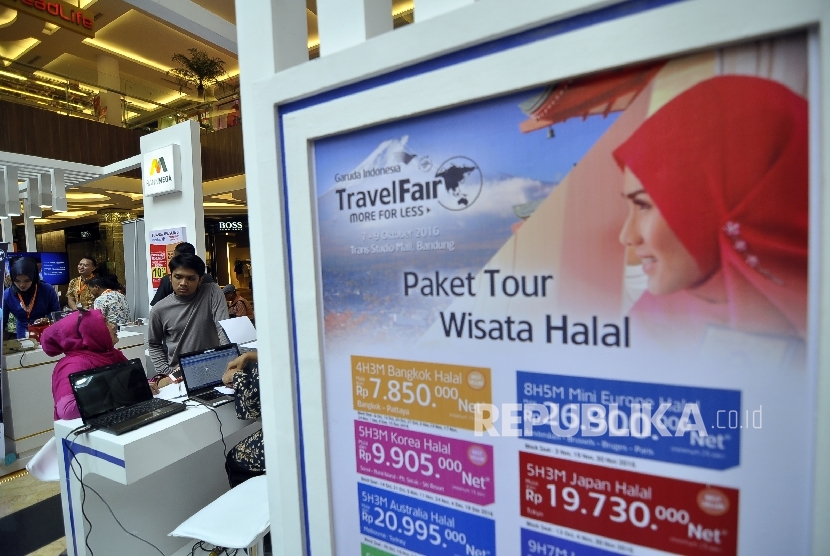Pengunjung melihat-lihat paket wisata halal di salah satu stand pameran Garuda Indonesia Travel Fair, di Trans Studio Mall, Jl Gatot Subroto, Kota Bandung, Jumat (7/10).