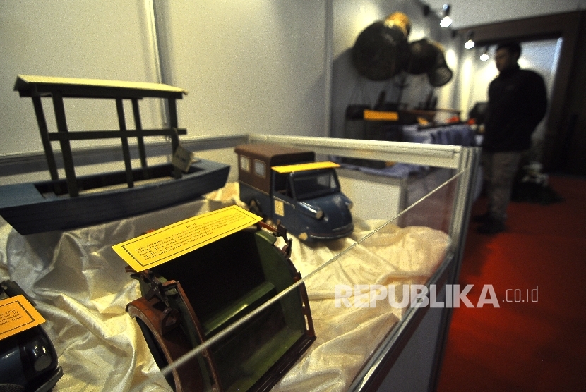 Pengunjung melihat-lihat pameran Betawi Punye Cerite di Museum MH Thamrin, Jakarta, Rabu (19/7).