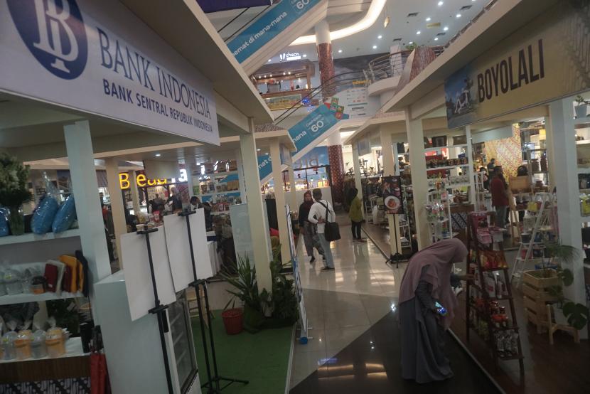Pengunjung melihat-lihat pameran Kenduri UMKM Bank Indonesia di Mall Square, Solo, Jawa Tengah, Jumat (15/7/2022). SOLO -- Bank Indonesia (BI) Surakarta berupaya memperkuat jalinan antar-komunitas pelaku usaha melalui program Kenduren UMKM, yakni Berkembang dan Berinovasi Menjadi UMKM Keren.