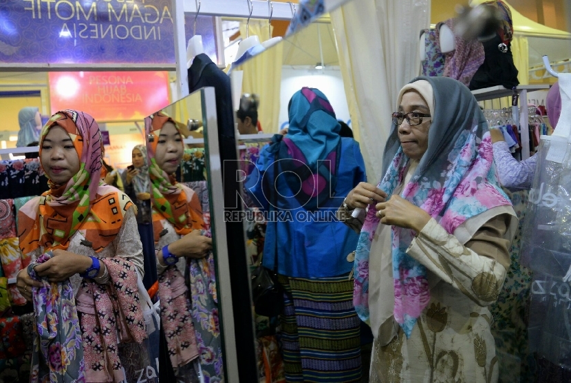 Pengunjung melihat-lihat produk fashion karya desainer Indonesia yang dipamerkan dalam ajang Indonesia Fashion Week (IFW). 