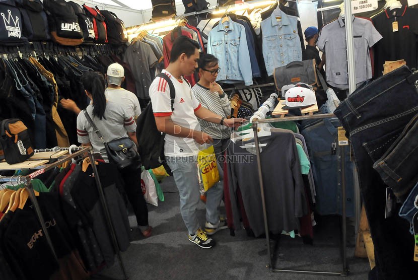 Pengunjung melihat-lihat produk fesyen industri kecil dan menengah saat pameran JakCloth 2014 Lebaran di Jakarta, Kamis (17/7).(Prayogi/Republika)