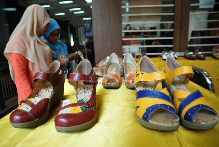  Pengunjung melihat-lihat produk sepatu dalam negeri   ( Republika/Prayogi)