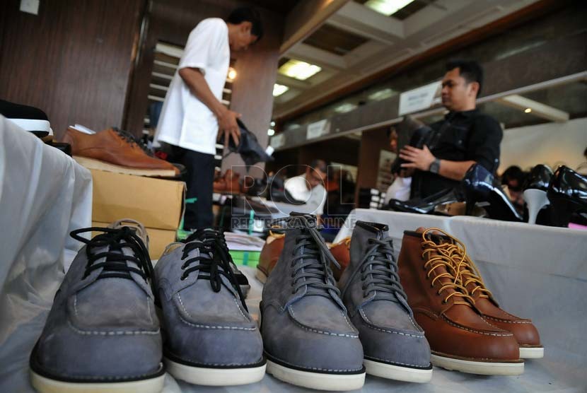  Pengunjung melihat-lihat produk sepatu dalam negeri pada pameran produk sepatu di kementrian Perindustrian, Jakarta, Rabu (13/8).  ( Republika/Prayogi)