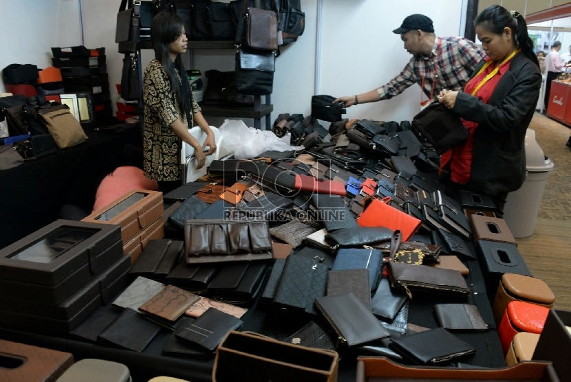 Pengunjung melihat-lihat produk unggulan dalam pameran Indo Leather and Footware (ILF) 2015 di JIExpo Kemayoran, Jakarta, Kamis (7/5). (Republika/Prayogi)