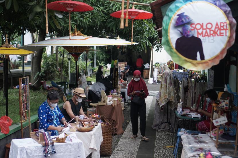 Pengunjung melihat-lihat stan pameran produk kerajinan kreatif pada acara Solo Art Market 13 di kawasan Triwindu, Solo, Jawa Tengah. Pameran tersebut untuk mengangkat potensi UMKM dan produk ekonomi kreatif sekaligus diharapkan dapat wadah bagi perajin hingga pelaku komunitas kreatif di Solo dalam memasarkan produknya.