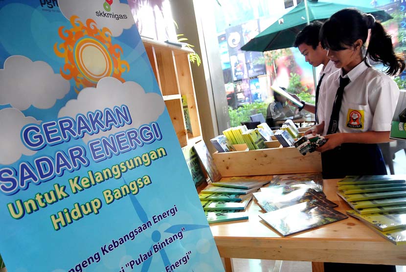 Pengunjung melihat-lihat stand buku hemat energi pada acara launching Gerakan Sadar Energi:untuk kelangsungan Hidup Bangsa di Jakarta, Selasa (3/6).