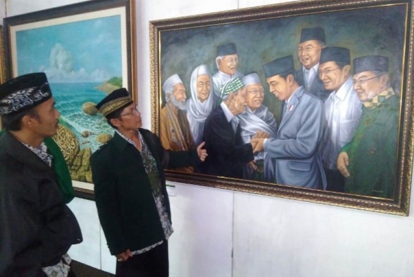 Pengunjung melihat lukisan di pameran lukisan Sanggar Alif di arena Mubes dan Konbes NU 2019, Banjar, Jawa Barat, Kamis (28/2)