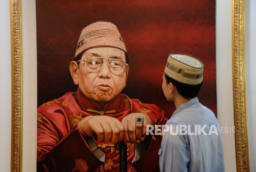 Pengunjung melihat lukisan Gus Dur saat pameran Sejarah Islam di Nusantara yang digelar di Kantor PBNU, Jakarta, Senin (30/1). 