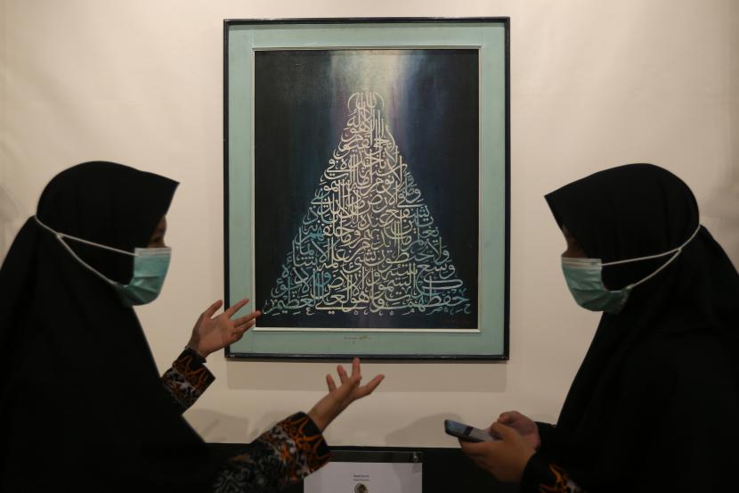 Pengunjung melihat lukisan koleksi Museum Aceh berjudul Ayat Kursi.