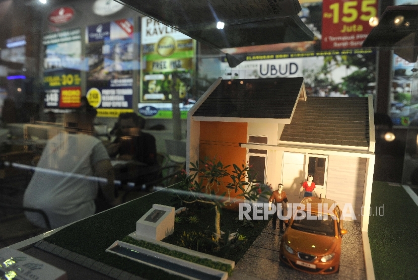  Pengunjung melihat maket perumahan dalam pameran properti Real Estate Indonesia di Jakarta, Rabu (19/4).