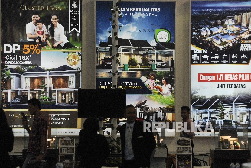 Pengunjung melihat maket perumahan dalam pameran properti Real Estate Indonesia di Jakarta, Rabu (19/4).