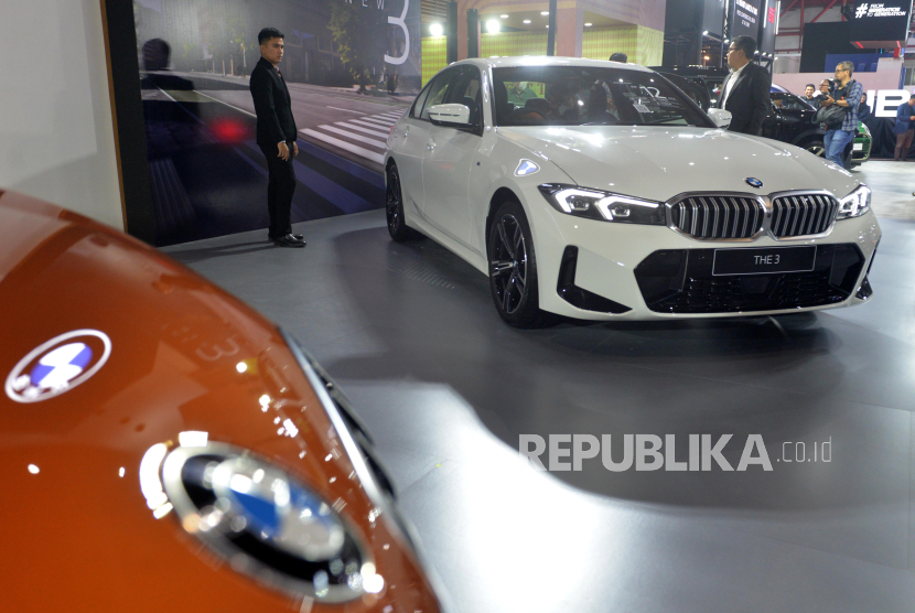 Pengunjung melihat mobil BMW 320i M Sport saat peluncuran pada Indonesia International Motor Show (IIMS) 2025 di JIExpo Kemayoran, Jakarta, Kamis (13/2/2025). BMW meluncurkan Seri 3 terbarunya yang hadir dengan unit bensin empat silinder dengan manifold buang yang terintegrasi ke dalam kepala silinder dan sistem turbocharger untuk mengoptimalkan penyaluran tenaga sehingga BMW 320i M Sport mampu hasilkan output 184 hp dan torsi maksimum 300 Nm serta 0 hingga 100 km/jam dapat dicapai dalam 7,4 detik. 