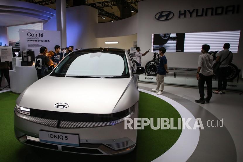Pengunjung melihat mobil Hyundai Ioniq 5 usai diluncurkan di IIMS Hybrid 2022 di JiExpo Kemayoran, Jakarta, Kamis (31/3/2022). PT Hyundai Motors Indonesia (HMID) secara resmi memasarkan mobil listrik Ioniq 5 yang menjadi mobil listrik pertama yang diproduksi di Indonesia.