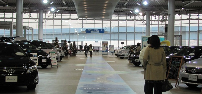 Pengunjung melihat mobil-mobil keluaran terbaru Toyota di Toyota MegaWeb di Tokyo, Selasa (29/11).