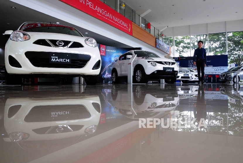 Pengunjung melihat mobil Nissan dan Datsun di diler PT Mitra Pinasthika Mustika Auto (MPM Auto) Nissan-Datsun di Alam Sutra, Tanggerang, Banten, Senin (28/3). 