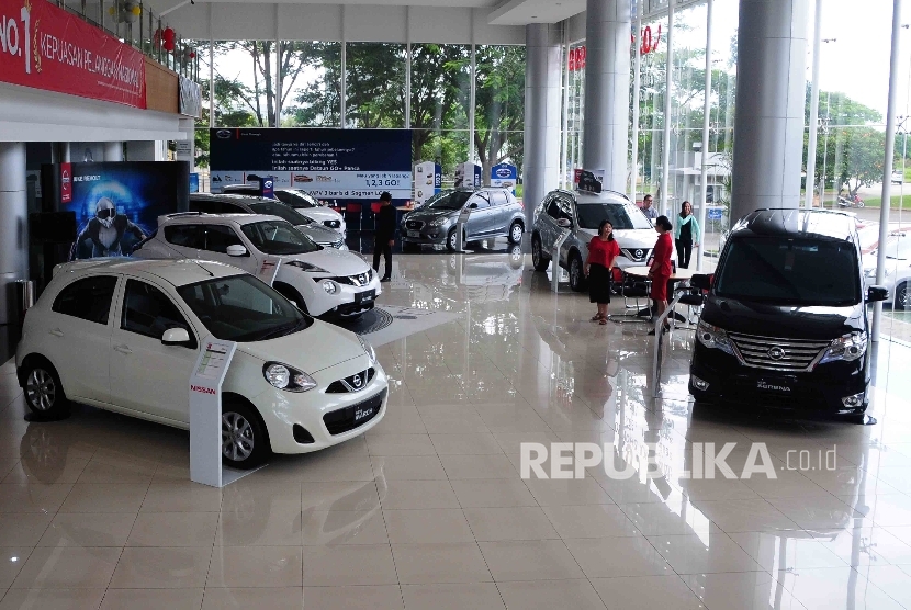 Pengunjung melihat mobil Nissan dan Datsun di diler PT Mitra Pinasthika Mustika Auto (MPM Auto) Nissan-Datsun di Alam Sutra, Tanggerang, Banten, Senin (28/3). 
