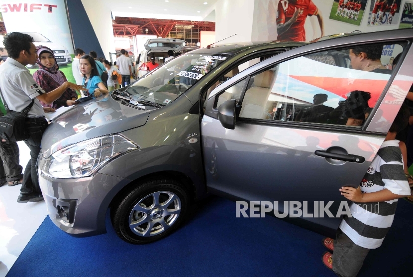 Pedagang menunggu pembeli di bursa mobil Thamrin City, Jakarta.