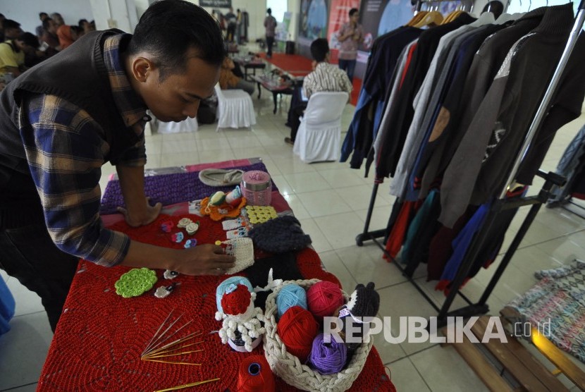 Pengunjung melihat pakaian bahan rajut di acara peresmian Kampung UKM Digital Kampoeng Rajoet.