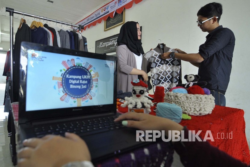 Pengunjung melihat pakaian bahan rajut di acara peresmian Kampung UKM Digital Kampoeng Rajoet, Jl Binongjati, Kota Bandung, Kamis (4/8). (Mahmud Muhyidin)
