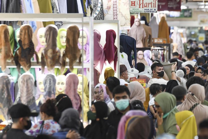 Pengunjung melihat pakaian di zona busana muslim Thamrin City, Jakarta, Ahad (17/4/2022).Agar Jadi Pemimpin Global, Indonesia Perlu Tingkatkan Jumlah Industri Produk Halal 