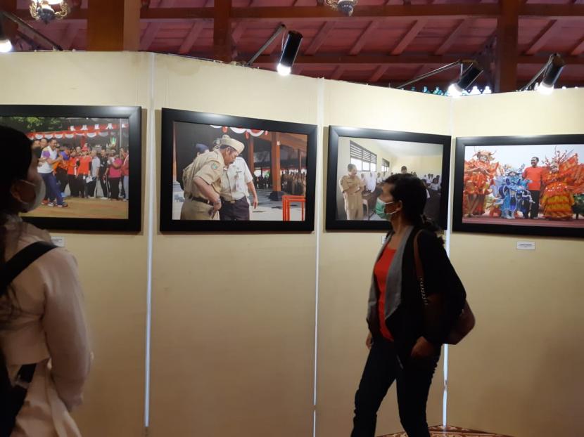 Pengunjung melihat pameran foto bertajuk 44 Tahun Perjalanan Sang Akar dalam Bingkai Fotografi yang menceritakan perjalanan mantan Wali Kota Sol, FX Hadi Rudyatmo, di Pendapa Pucangsawit, Jebres, Solo, Kamis (11/11). 