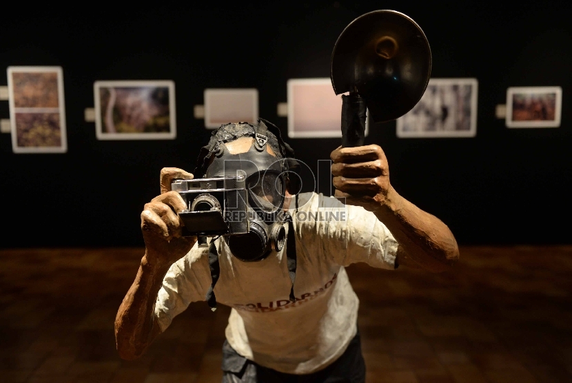 Pengunjung melihat pameran foto jurnalistik Republik Asap di Bentara Budaya Jakarta, Selasa (15/12).