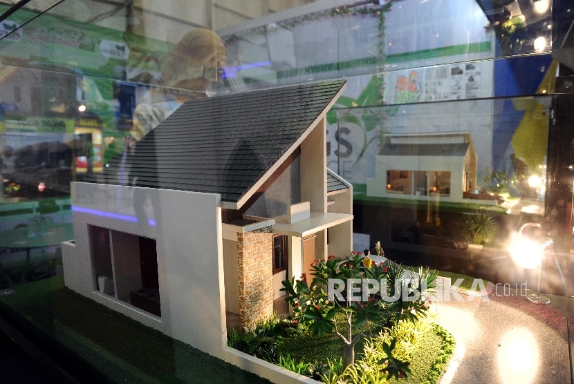  Pengunjung melihat pameran Indonesia properti expo 2016 di Senayan, Jakarta, beberapa waktu lalu.. 