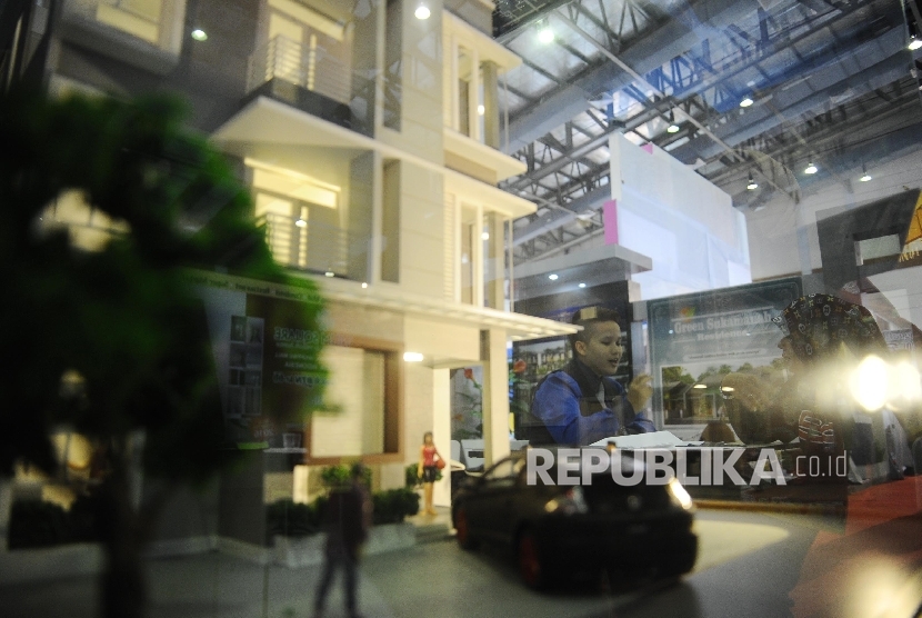 Pengunjung melihat pameran Indonesia properti expo 2016 di Senayan, Jakarta, Rabu (17/2).