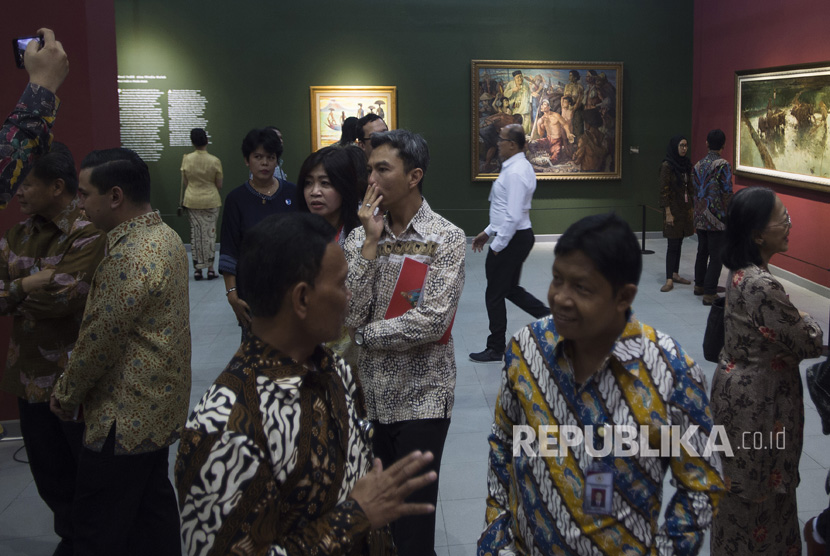 Pengunjung melihat Pameran Lukisan Koleksi Istana Kepresidenan Republik Indonesia di Galeri Nasional, Jakarta, Selasa (1/7).