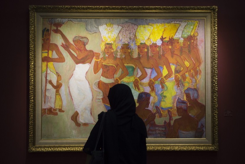 Pengunjung melihat Pameran Lukisan Koleksi Istana Kepresidenan Republik Indonesia di Galeri Nasional, Jakarta, Selasa (1/7). Pameran bertajuk Senandung Ibu Pertiwi tersebut menyajikan 48 karya dari 41 perupa.