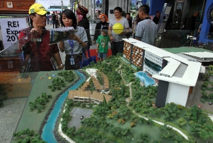 Pengunjung melihat pameran properti 