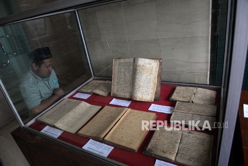 Pengunjung melihat pameran Sejarah Islam di Nusantara yang digelar di Kantor PBNU, Jakarta, Senin (30/1).