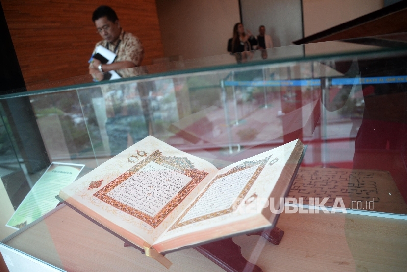 Pengunjung melihat pameran Sejarah Penulisan Mushaf Al-Quran di Islamic Tourism Expo 2017, Jakarta, Selasa (10/10).
