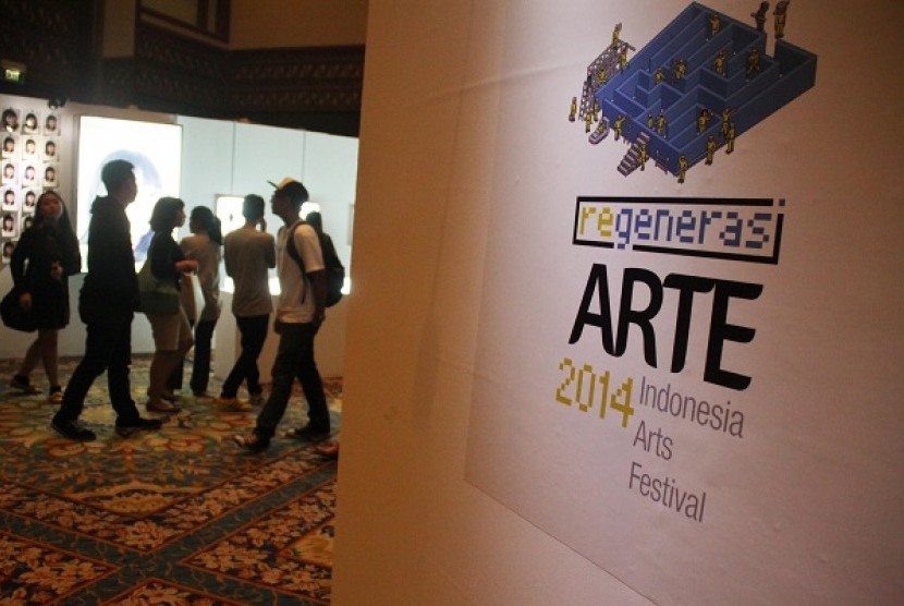  Pengunjung melihat pameran seni dalam Arte Indonesia Arts Festival 2014 di JCC, Senayan, Jakarta Pusat, Ahad (16/3) malam. Pameran seni ini meliputi pameran seni instalasi, video, lukis, fotografi hingga street art.