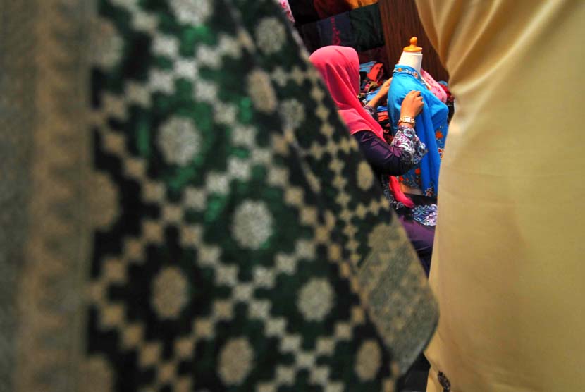  Pengunjung melihat pameran UMKM Sumatera Barat di Jakarta, Selasa (17/6)