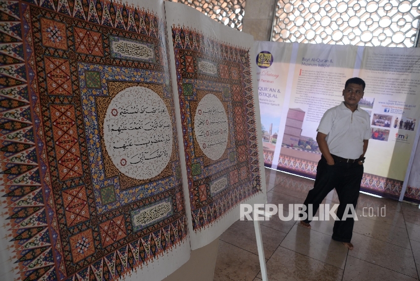 Pengunjung melihat pameran yang digelar di selasar utama Masjid Istiqlal, Jakarta.