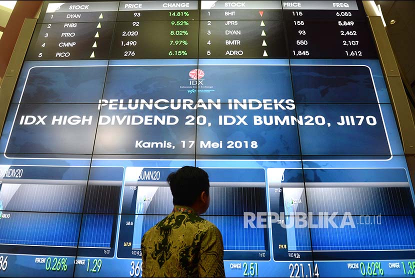 Pengunjung melihat pegerakan indeks saham di Bursa Efek Indonesia, Jakarta. (ilustrasi)