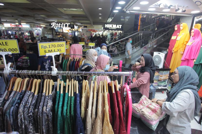 Pengunjung melihat produk busana muslim di salah satu kios di Pasar Tanah Abang, Jakarta, Satpol PP kerahkan ratusan petugas demi cegah potensi kerumunan jelang Ramadhan. Ilustrasi.