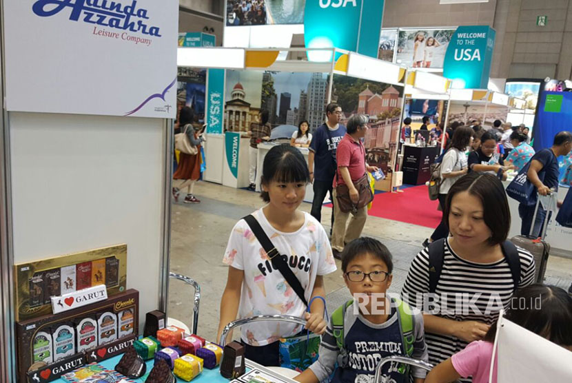 Pengunjung melihat produk Chocodot  di ajang Japan Tourism Expo (JTE) 2017, Tokyo, Jumat (22/9).