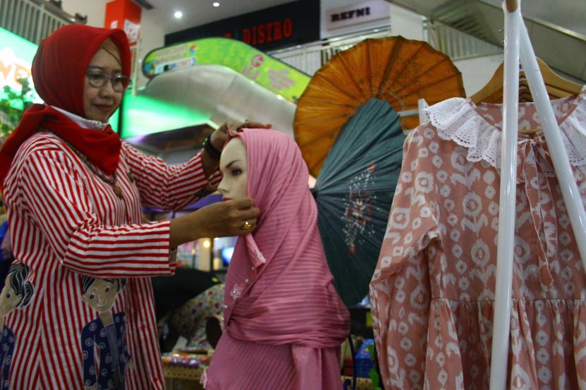 Pengunjung melihat produk fesyen bersertifikasi halal, (ilustrasi).
